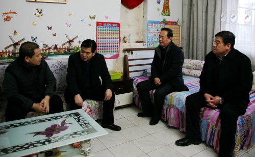 李德鎖董事長(zhǎng)到西煤機(jī)社區(qū)走訪看望慰問(wèn)公司困難黨員困難職工