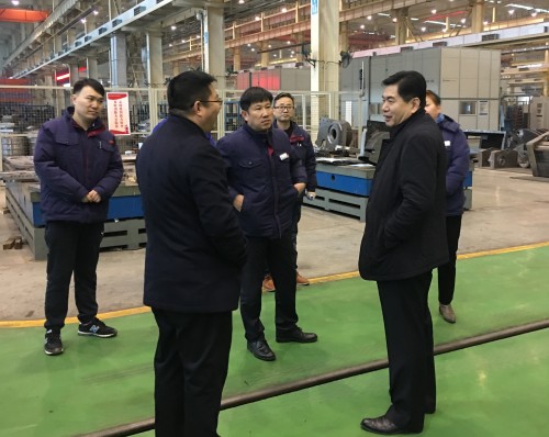 李德鎖董事長(zhǎng)到公司看望慰問(wèn)春節(jié)期間加班的干部職工